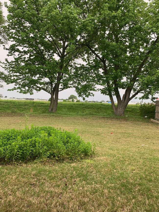 Building Photo - 3bed/2bath Home south of bypass