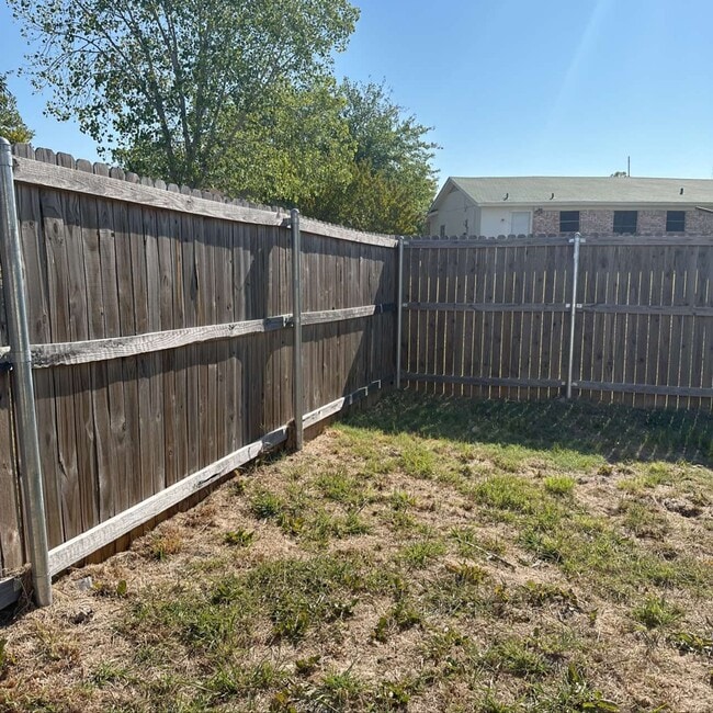 Building Photo - 1715 Manor Garden Curve