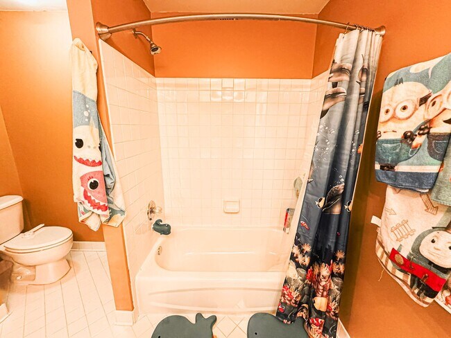 Building Photo - Lavish 4 Bed 3.5 Bath Home With Sunroom & Large Recreation Room In Desired South Riding