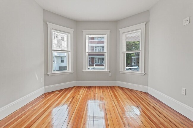 Building Photo - 68 Saxton St