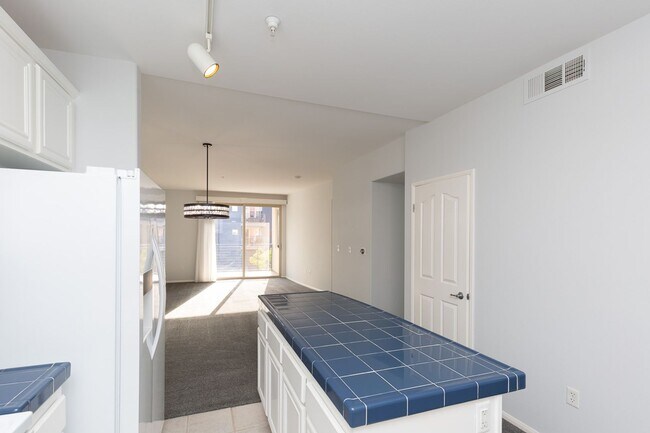 Building Photo - AMAZING 2/2 MARINA DISTRICT CONDO WITH 2 A...