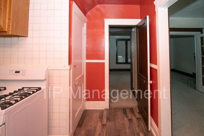 Building Photo - VOUCHERS ACCEPTED! LARGE 4 BEDROOM/2 BATHR...