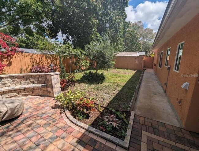 Building Photo - 1602 Amberlea Dr S