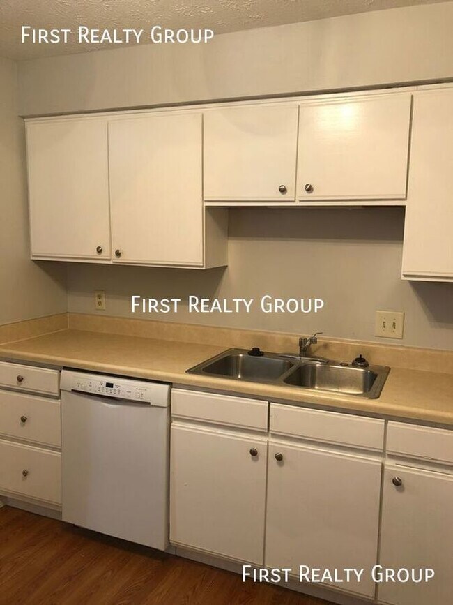 Building Photo - 2 Bedroom, 2 bath Upstairs Apartment in Ce...