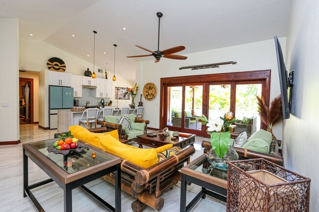 Building Photo - **TROPICAL PARADISE**3BEDS/2BATH POOL HOME...