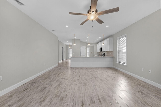 Building Photo - 702 Shady Ln Dr