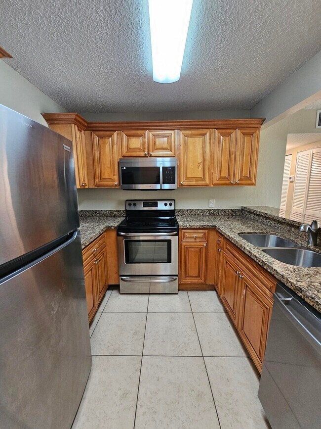 Building Photo - 1523 Lake Crystal Dr
