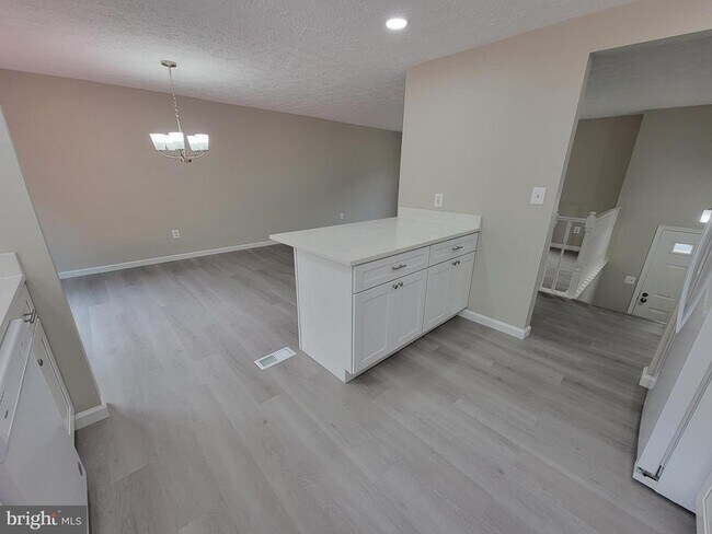 Building Photo - 7598 Springfield Hills Dr