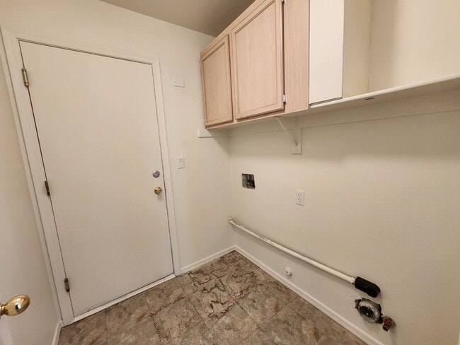 Building Photo - Lovely Single Story Home