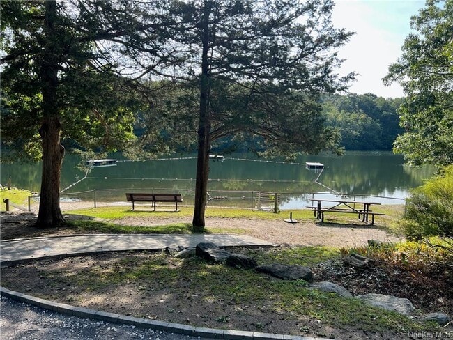 Building Photo - 300 Waccabuc Rd