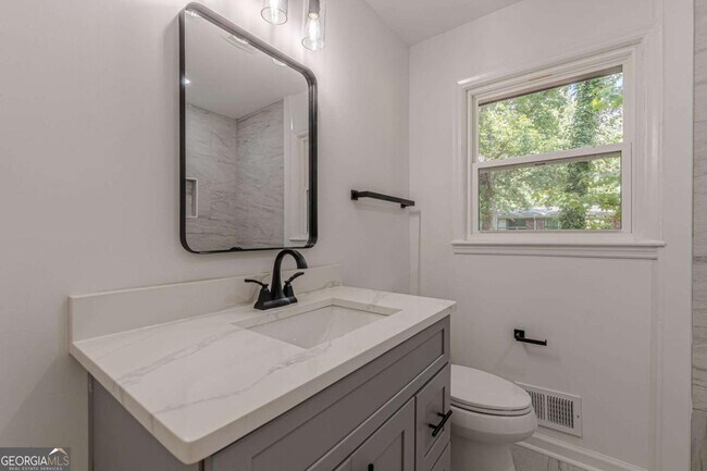 Building Photo - 2352 Glendale Dr