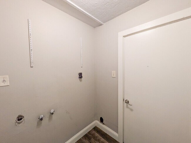 Building Photo - 5110 Laurel Ave