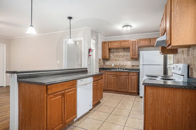 Building Photo - Charming 3BR/1BA Ranch Home with Open Layo...