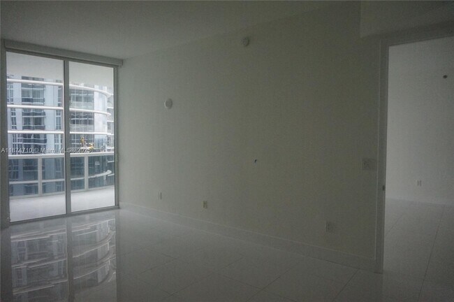 Building Photo - 15811 Collins Ave