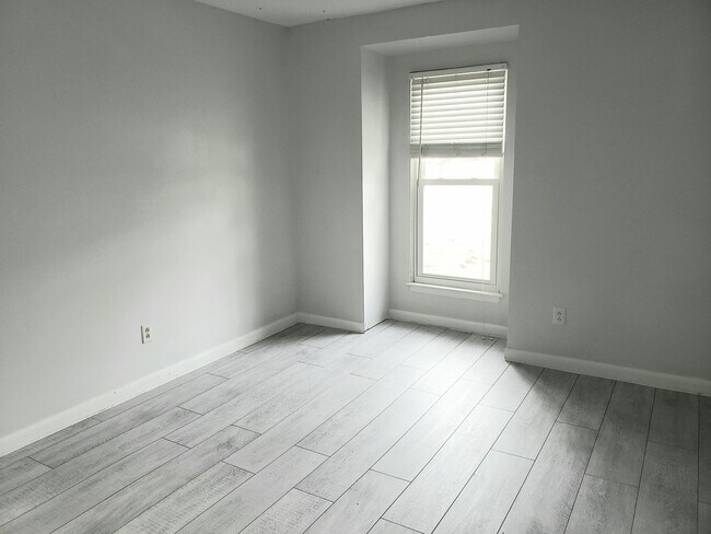 Building Photo - 1104 Parks Ave
