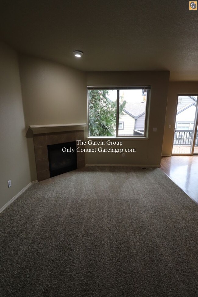 Building Photo - Lovely Townhome in Scenic Troutdale!