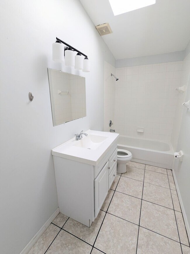 Building Photo - Welcome to Your Next Home in Port Orange!