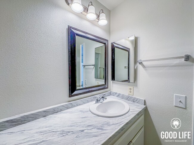 Building Photo - Spacious 3BD/2BA Home in Carlsbad with Community Pool, 2-Car Garage & In-Unit Laundry