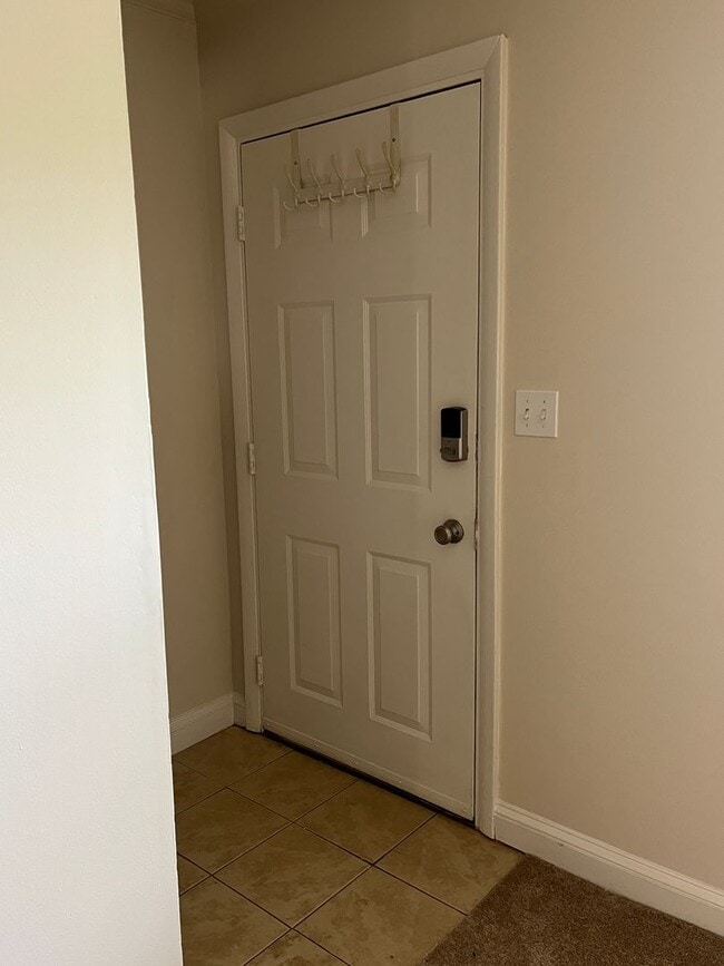 Building Photo - 2 Bedroom, 1.5 Bath Town Home Located at E...