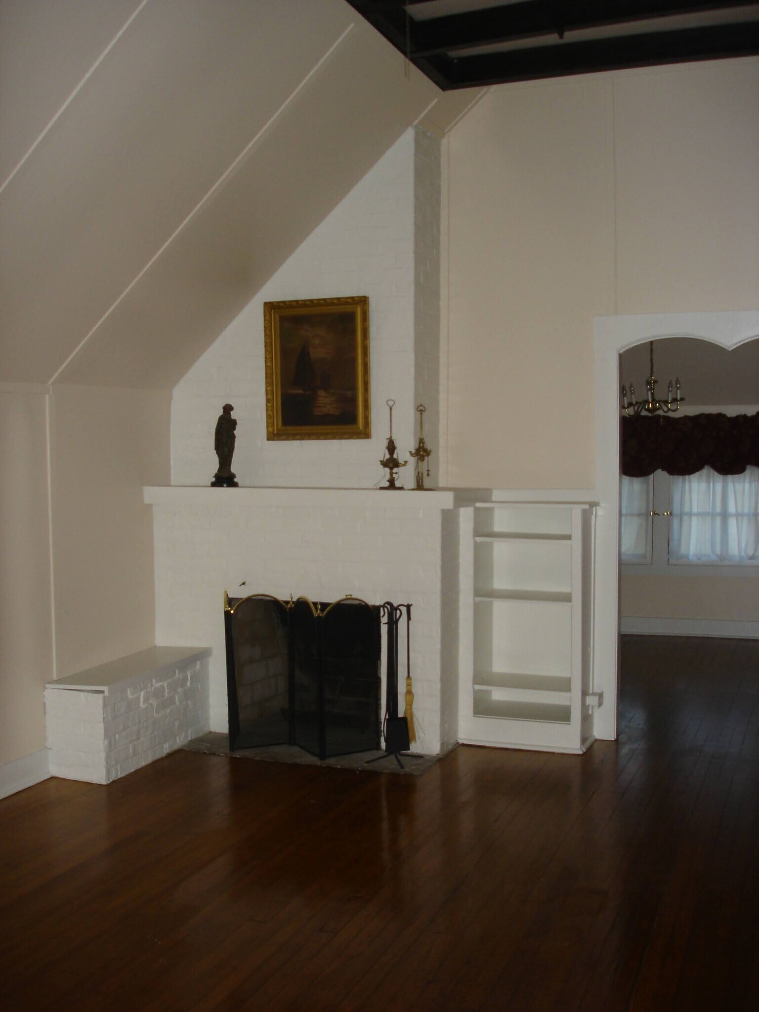 15' Cathedral-style liv. room w/wood burning fireplace - 1632 Sheridan Rd