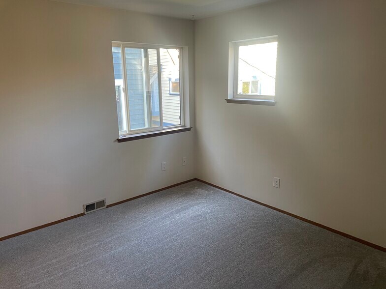 Building Photo - 9741 Woodlawn Ave N