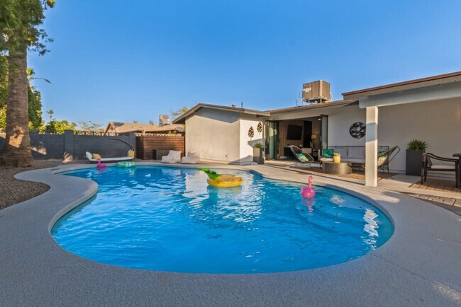 Building Photo - 5002 E Paradise Dr