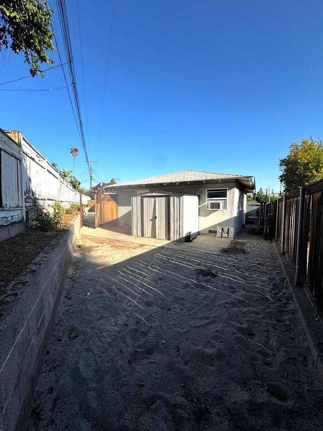 Building Photo - Stunning 3 Bedroom, 2 Bathroom Home on a L...