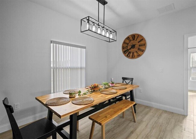 Building Photo - 817 Desmoines Pl