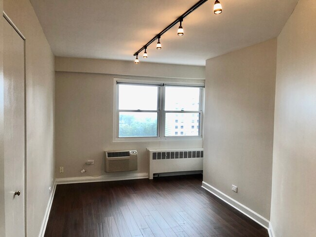 Building Photo - 2909 N Sheridan Rd