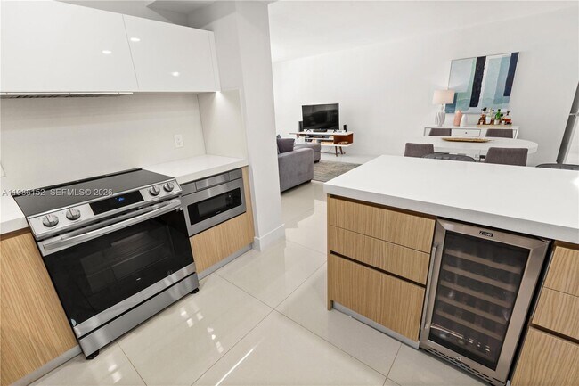 Building Photo - 5825 Collins Ave