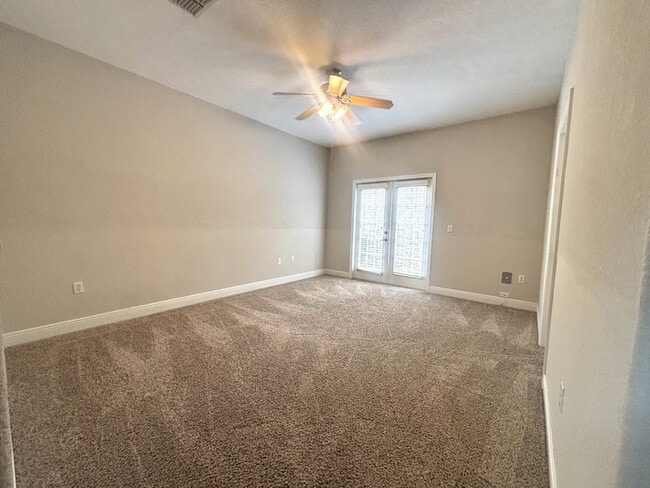Building Photo - 13220 Fountainbleau Dr
