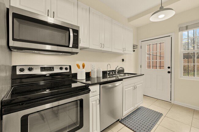 Building Photo - 909 8th St NE