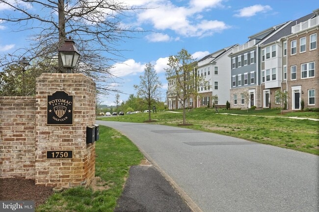 Building Photo - 1780 Cherry Birch St