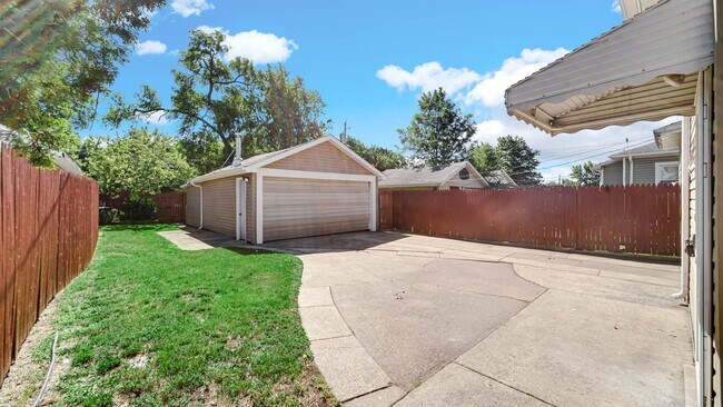 Building Photo - 2 Bedroom 1.5 Bathroom House for Rent!