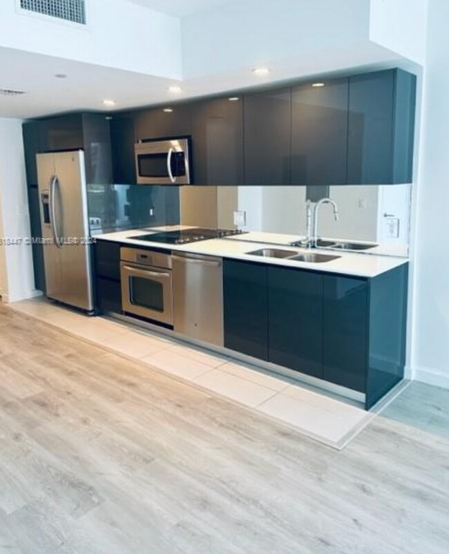 Building Photo - Modern studio in the heart of brickell