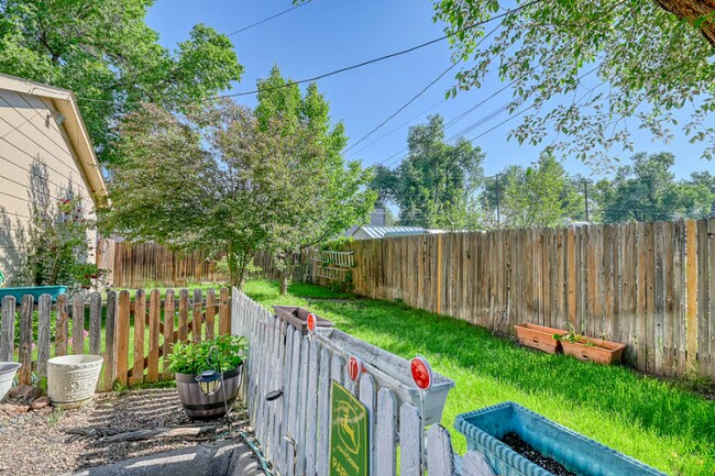 Building Photo - 609 Bennett Ave