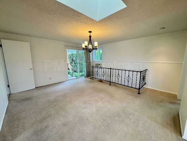 Building Photo - 6999 SE Norbert Dr