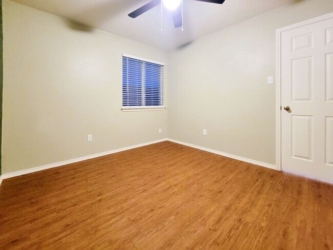 Building Photo - Charming 3/BR 2/BA Single-Level Home in Le...