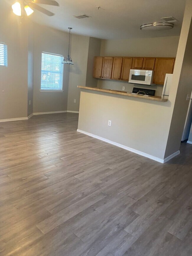 Building Photo - 1000 Diamond Dr