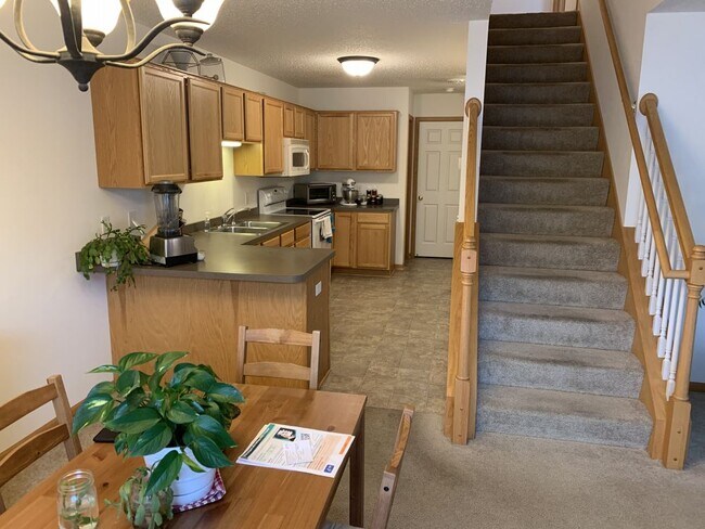 Building Photo - 551 French Ln