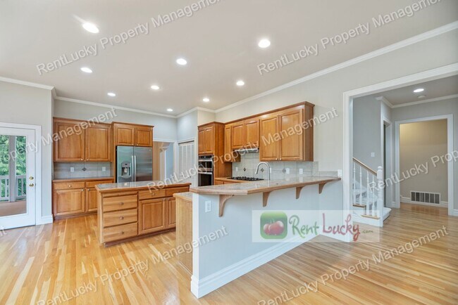 Building Photo - Like-New and HUGE 5-Bedroom Home in Prime Bellevue Location!!