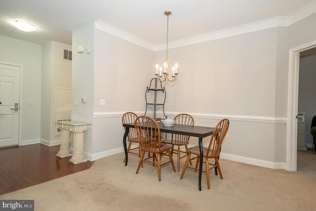 Building Photo - 300 W Elm St