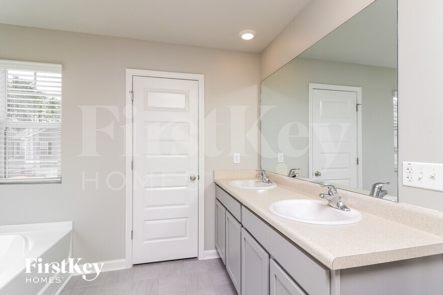 Building Photo - 58 Lauritsen Way