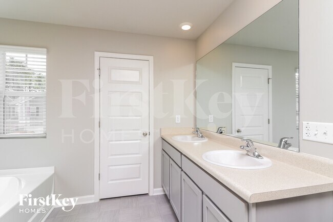 Building Photo - 58 Lauritsen Way