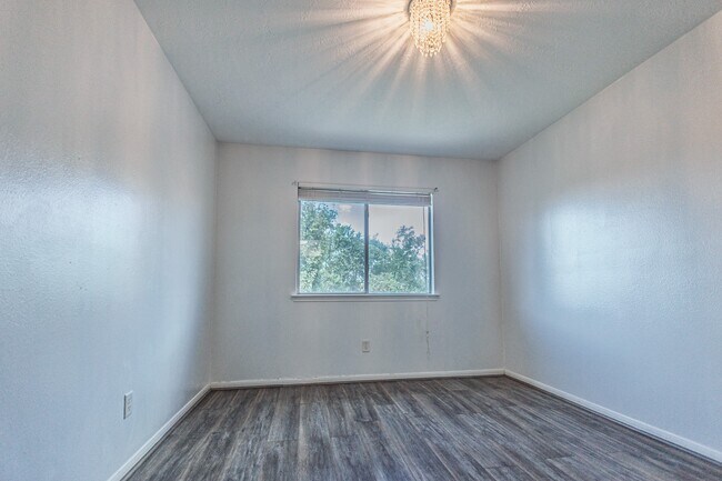 Building Photo - 19334 Strathmore Pl Ln