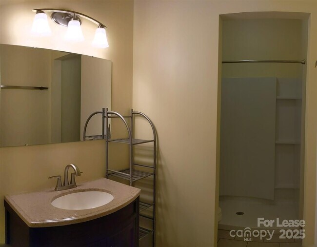 Building Photo - 743 Irish Green Dr
