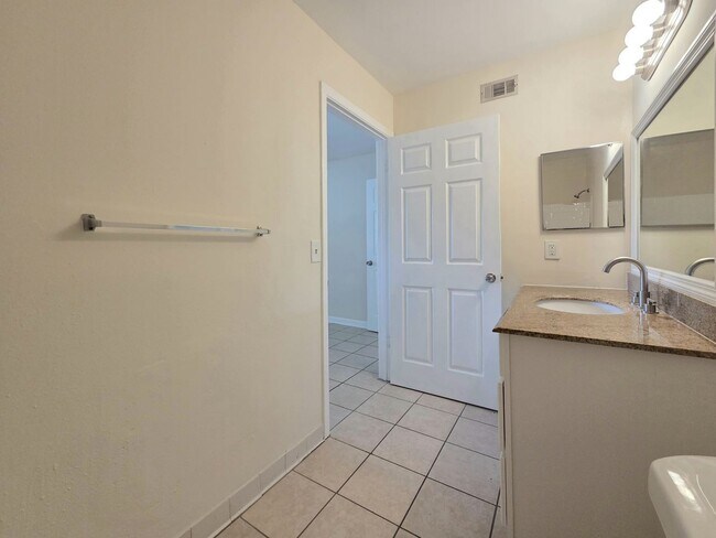 Building Photo - 605 Northlake Blvd
