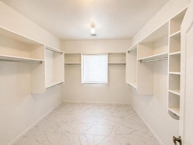 Building Photo - 8611 S 45th Glen