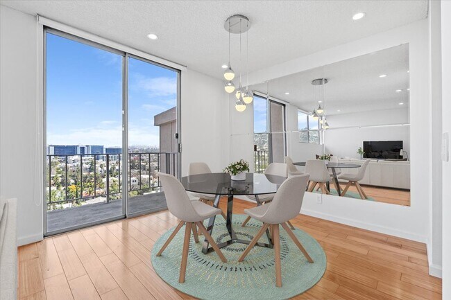 Building Photo - 100 S Doheny Dr