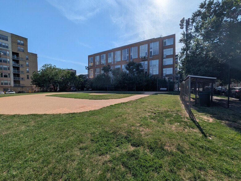 Building Photo - 1390 V St NW